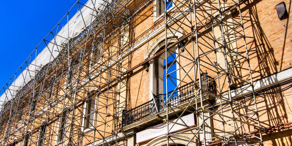 Immagine di Servizi Bruno Costruzioni Lamporecchio Recuperi e Restauri Manufatti Storici Vincolati dalla Soprintendeza Vista Esterna Frontale Tre Quarti Facciata in Restauro